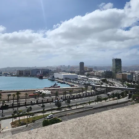 Puerto De La Luz By Pierre & 大加那利岛拉斯帕尔马斯
