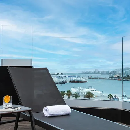 Puerto De La Luz By Pierre & Las Palmas de Gran Canárias